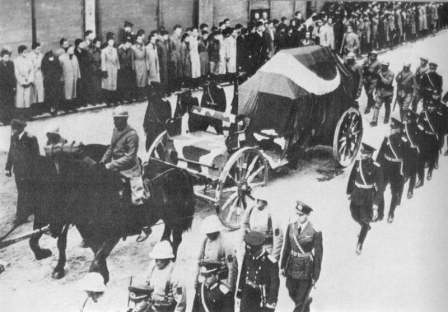 ataturkun-cenazesi Atatürk'ün Cenaze Namazı Neden Camide Kılınmadı?