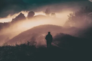 depositphotos_593199174-stock-photo-man-walking-foggy-autumn-landscape-365x245 Aşk, Ünsiyet ve Haz Hakkında Bir Özet